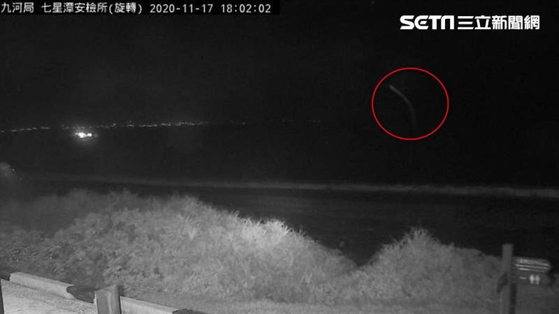 F16光點消失瞬間　海面見詭異光束