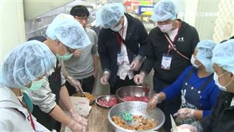 出門呷飯樂活趣　壽險業捐共餐伴長者