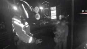 ▲交警在高架道路上救援孕婦。（圖／翻攝自交警執法影片）