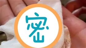 馬卡菈在兒子吃的義大利麵盒底，發現一顆生物的頭。（圖／翻攝自marcala large推特） 