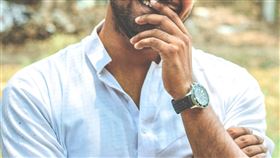 臉紅，害羞，尷尬，微笑，手錶（示意圖／翻攝自Pixabay）
