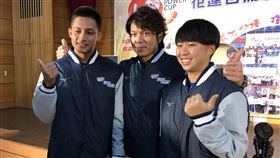 周思齊將行使自由球員　對個人和球隊都是利多中職中信兄弟隊野手周思齊（中）今年球季打出亮眼成績，季後也取得自由球員資格，周思齊18日出席台彩威力盃少棒賽記者會首度證實，將會行使自由球員權利，「這對個人和球團都是利多和保障」。中央社記者謝靜雯攝　109年11月18日