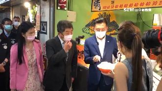 陳時中視察豬隻標示　大啖貢丸、香腸