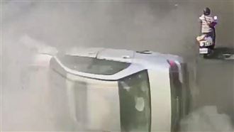 過彎翻車「打陀螺」　騎士險遭撞飛
