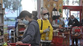 疫情緊張 加州民眾口罩戴滿加州人到超市購物不分族裔，戴口罩的人愈來愈多，加州政府衛生部門1日表示：「戴口罩有助於減少無症狀傳播與加強彼此之間的身體距離。」中央社記者周世惠舊金山攝　109年4月2日