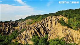 這裡有世界級惡地地形！周末就來趟月世界小旅行（圖／高雄觀光局提供）