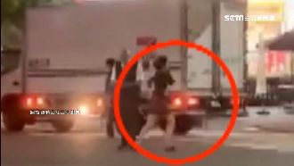 搭小黃沒付錢　醉婦當街跑給司機追