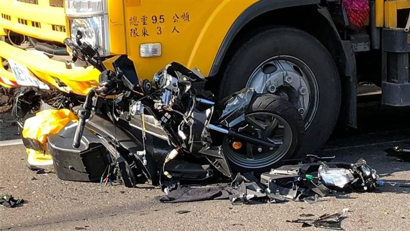 嘉大學生雙載自摔機車 插入卡死 垃圾車底2傷送醫 社會 三立新聞網setn Com