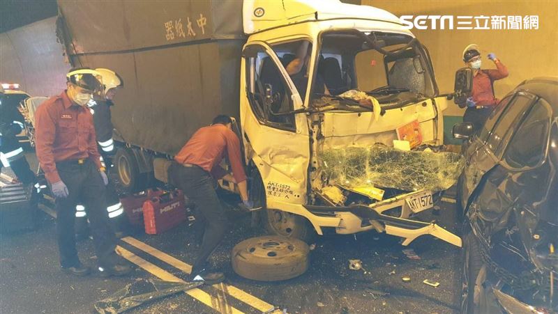 國三福德隧道3車追撞　3人送醫