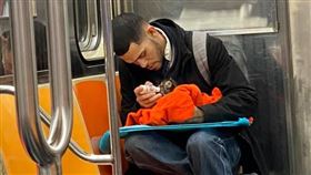 搭地鐵見小奶貓！毛毯中大眼探頭　暖男捧懷裡餵奶