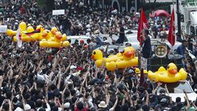 泰國示威出現大批黃色小鴨（圖／美聯社／達志影像）