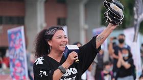 張惠妹今天由妹妹Saya在關懷盃開幕式上贈送手套給每個少棒球員。