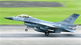 空軍花蓮基地一架F-16A夜航失聯空軍司令部17日表示，花蓮基地一架F-16A單座戰機（機號6672），晚間6時5分由飛行官蔣正志上校駕機起飛執行例行性任務，不久後於機場東北面海域光點消失，現正全力搜救中。圖為航空迷17日下午拍下該戰機起飛畫面。（民眾提供）中央社記者李先鳳傳真　109年11月17日