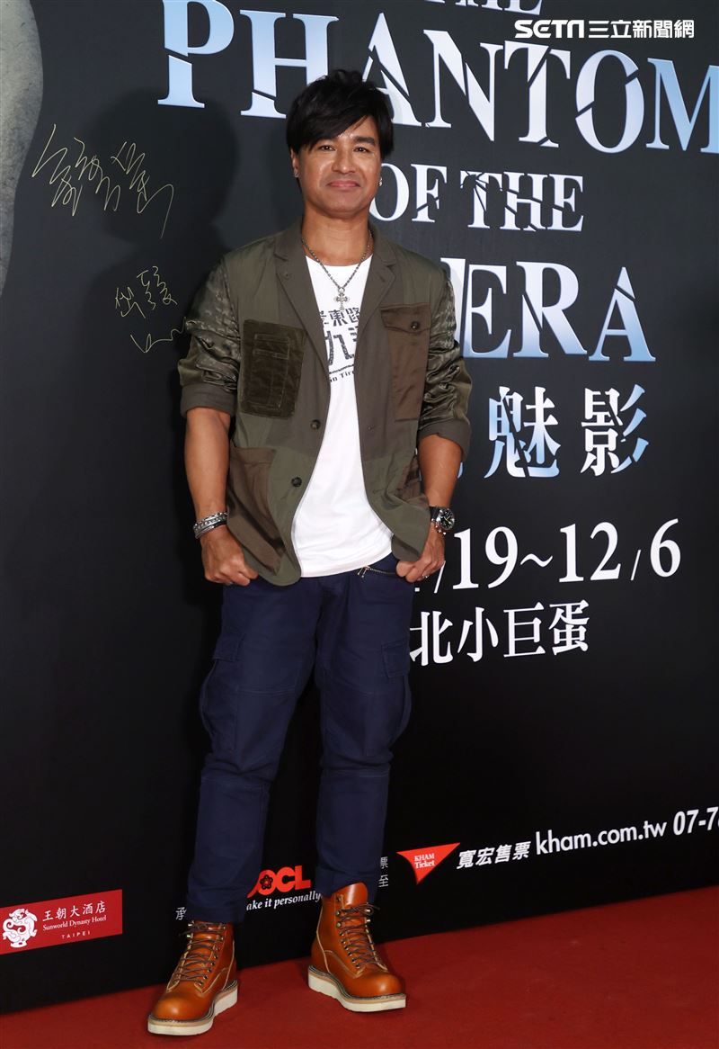 動力火車尤秋興觀賞「歌劇魅影」。（記者邱榮吉/攝影）