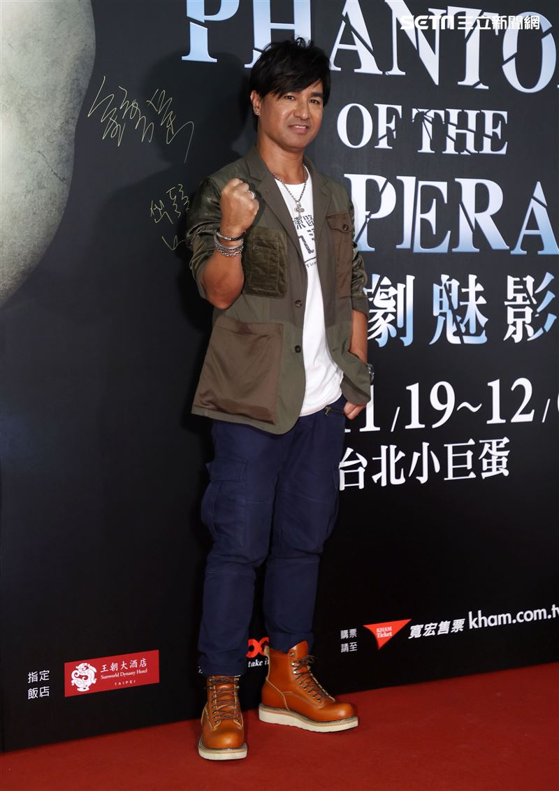 動力火車尤秋興觀賞「歌劇魅影」。（記者邱榮吉/攝影）