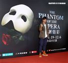 動力火車尤秋興觀賞「歌劇魅影」。（記者邱榮吉/攝影）