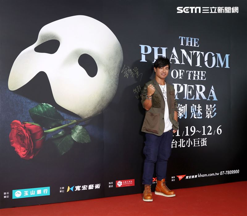 動力火車尤秋興觀賞「歌劇魅影」。（記者邱榮吉/攝影）