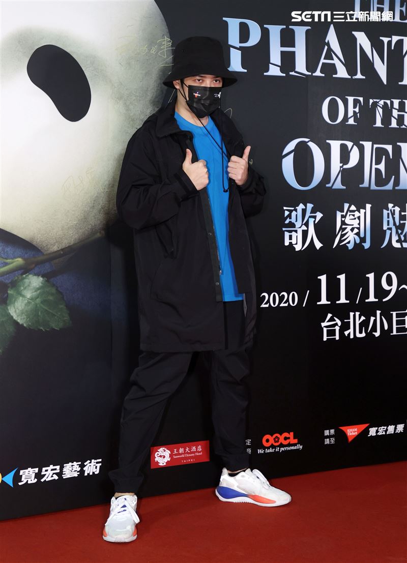 熊仔觀賞「歌劇魅影」。（記者邱榮吉/攝影）