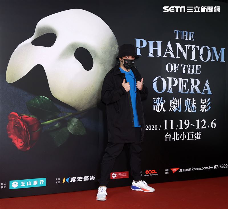 熊仔觀賞「歌劇魅影」。（記者邱榮吉/攝影）