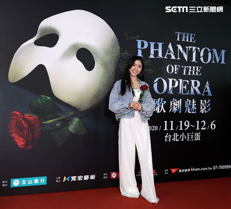 安琪觀賞「歌劇魅影」。（記者邱榮吉/攝影）