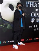 熊仔觀賞「歌劇魅影」。（記者邱榮吉/攝影）