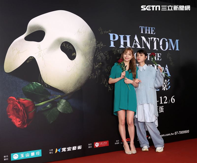 寶兒、宇珊觀賞「歌劇魅影」。（記者邱榮吉/攝影）