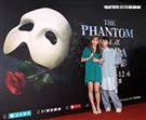 寶兒、宇珊觀賞「歌劇魅影」。（記者邱榮吉/攝影）