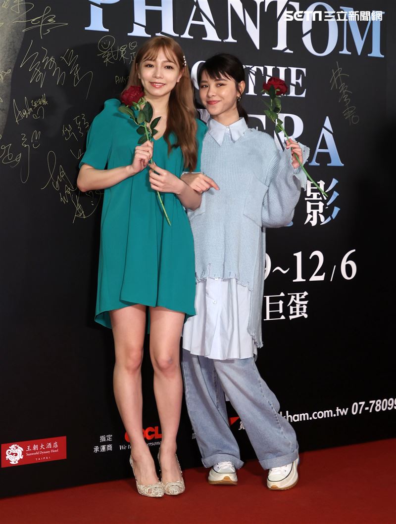 寶兒、宇珊觀賞「歌劇魅影」。（記者邱榮吉/攝影）