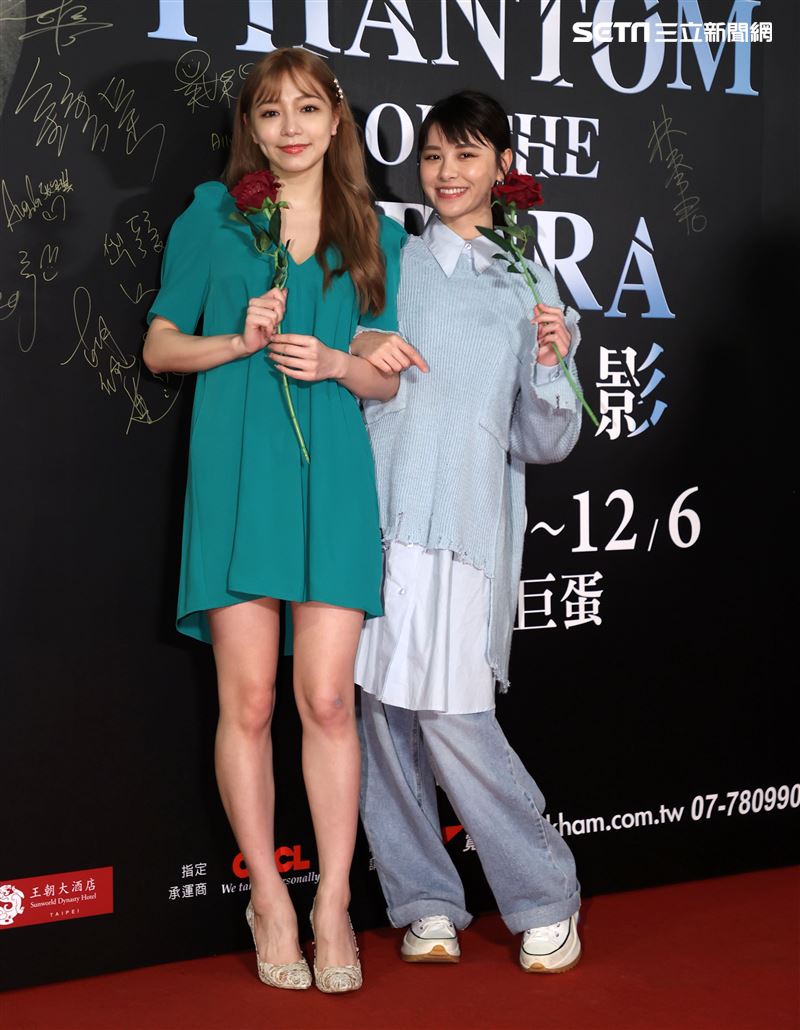 寶兒、宇珊觀賞「歌劇魅影」。（記者邱榮吉/攝影）