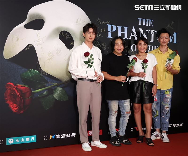 賴銘偉、葉瑋庭、林俊逸觀賞「歌劇魅影」。（記者邱榮吉/攝影）