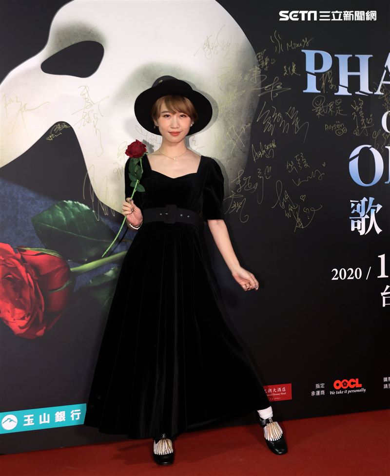 LULU觀賞「歌劇魅影」。（記者邱榮吉/攝影）