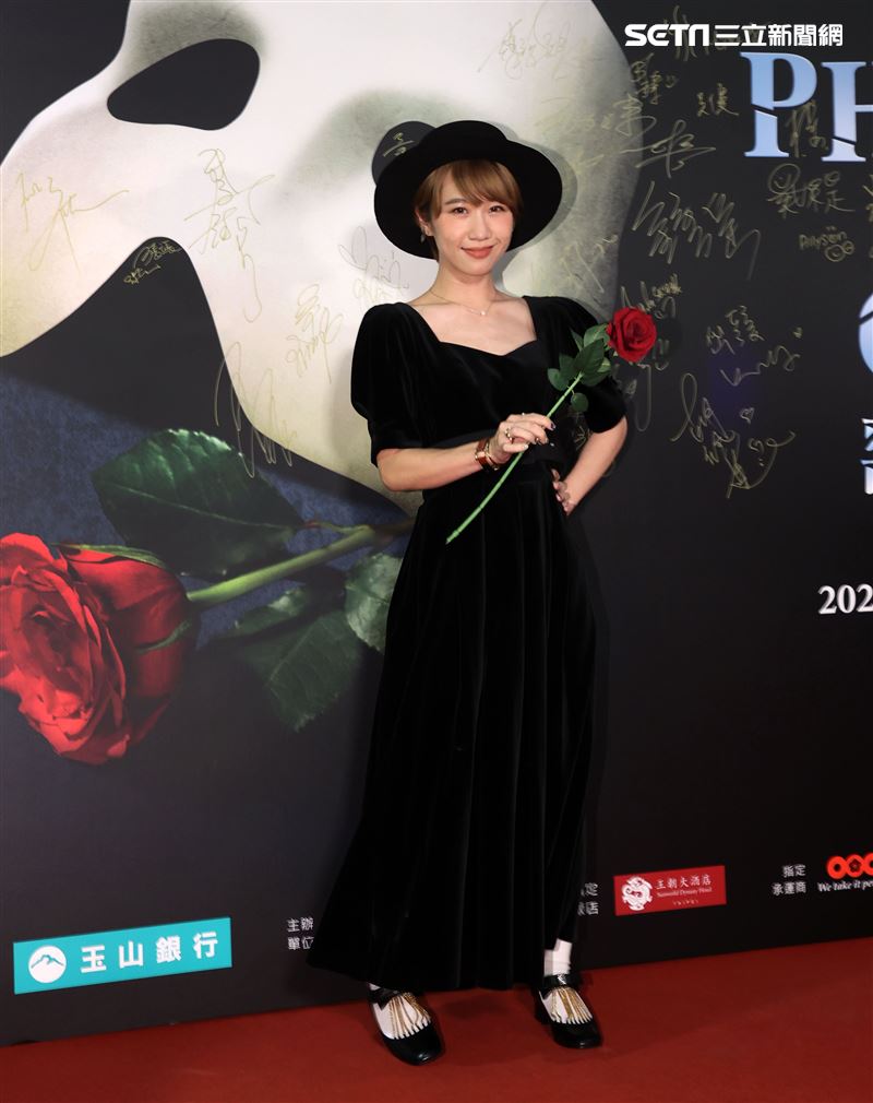 LULU觀賞「歌劇魅影」。（記者邱榮吉/攝影）