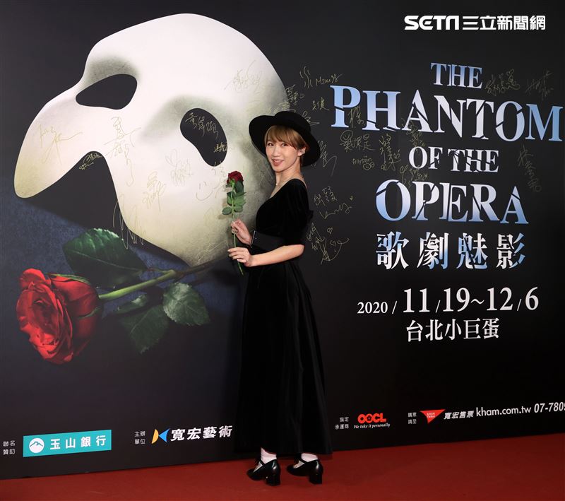 LULU觀賞「歌劇魅影」。（記者邱榮吉/攝影）