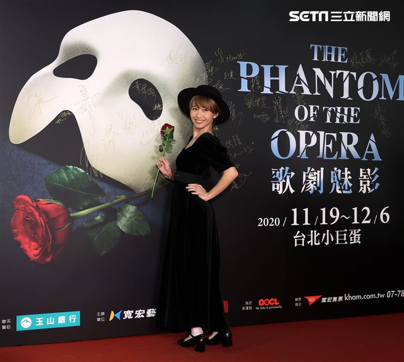 LULU觀賞「歌劇魅影」。（記者邱榮吉/攝影）