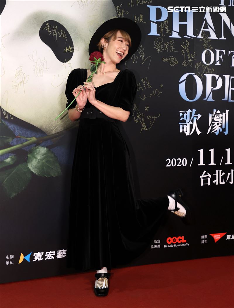 LULU觀賞「歌劇魅影」。（記者邱榮吉/攝影）