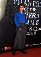 蔡黃汝觀賞「歌劇魅影」。（記者邱榮吉/攝影）