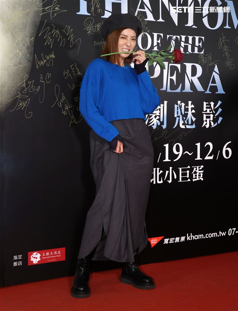 蔡黃汝觀賞「歌劇魅影」。（記者邱榮吉/攝影）