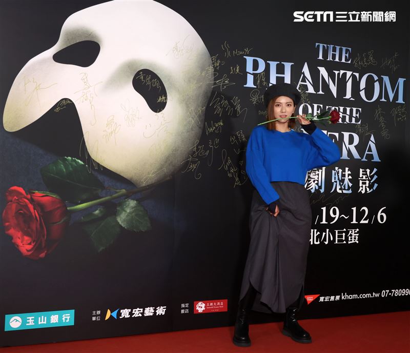 蔡黃汝觀賞「歌劇魅影」。（記者邱榮吉/攝影）