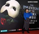 蔡黃汝觀賞「歌劇魅影」。（記者邱榮吉/攝影）