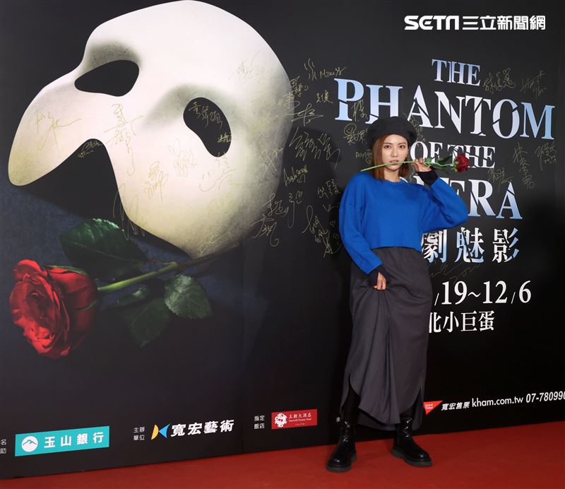 蔡黃汝觀賞「歌劇魅影」。（記者邱榮吉/攝影）