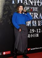 蔡黃汝觀賞「歌劇魅影」。（記者邱榮吉/攝影）