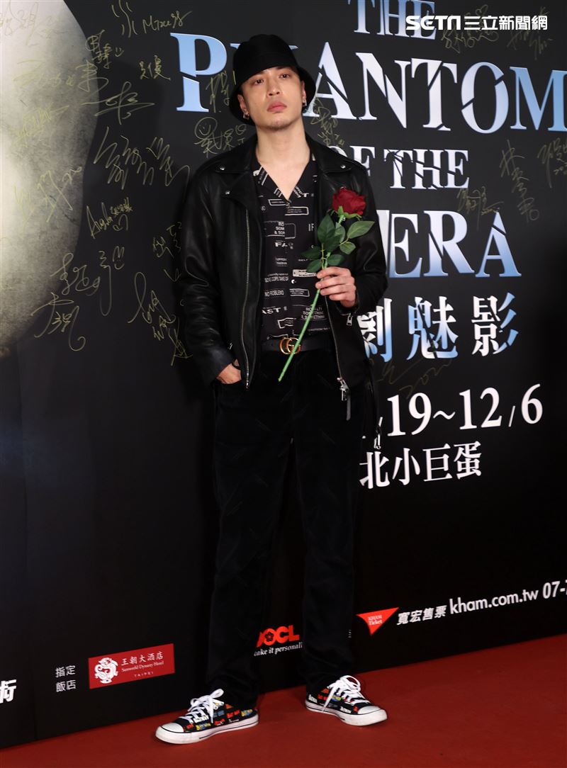 J.Sheon觀賞「歌劇魅影」。（記者邱榮吉/攝影）