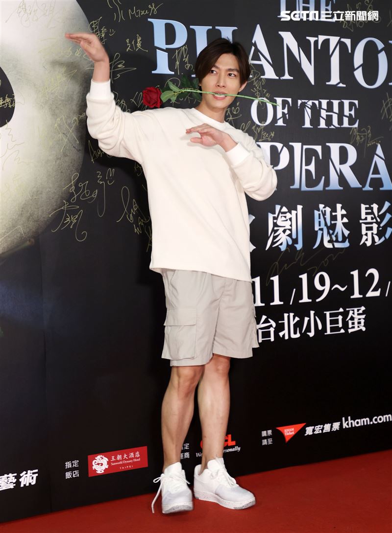 炎亞綸觀賞「歌劇魅影」。（記者邱榮吉/攝影）