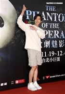 炎亞綸觀賞「歌劇魅影」。（記者邱榮吉/攝影）