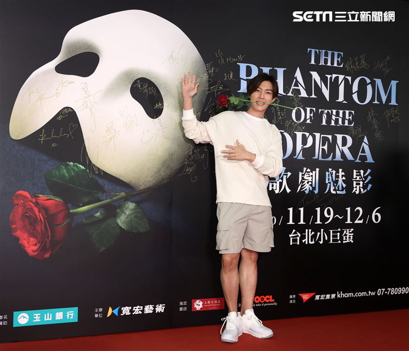 炎亞綸觀賞「歌劇魅影」。（記者邱榮吉/攝影）