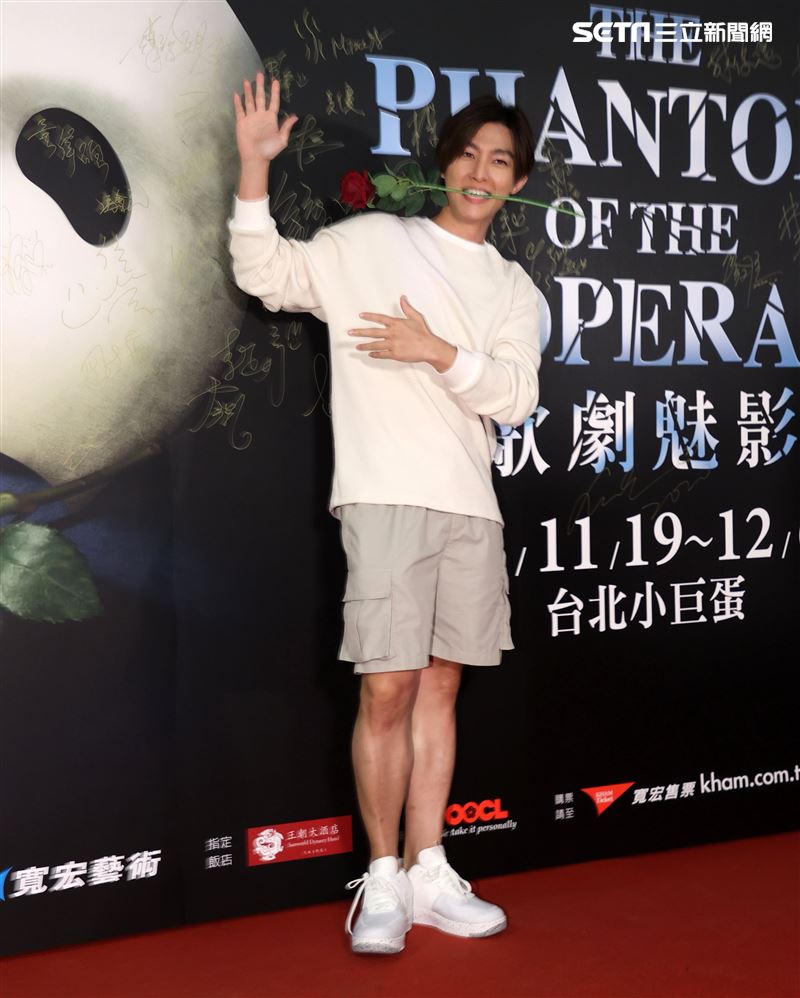 炎亞綸觀賞「歌劇魅影」。（記者邱榮吉/攝影）