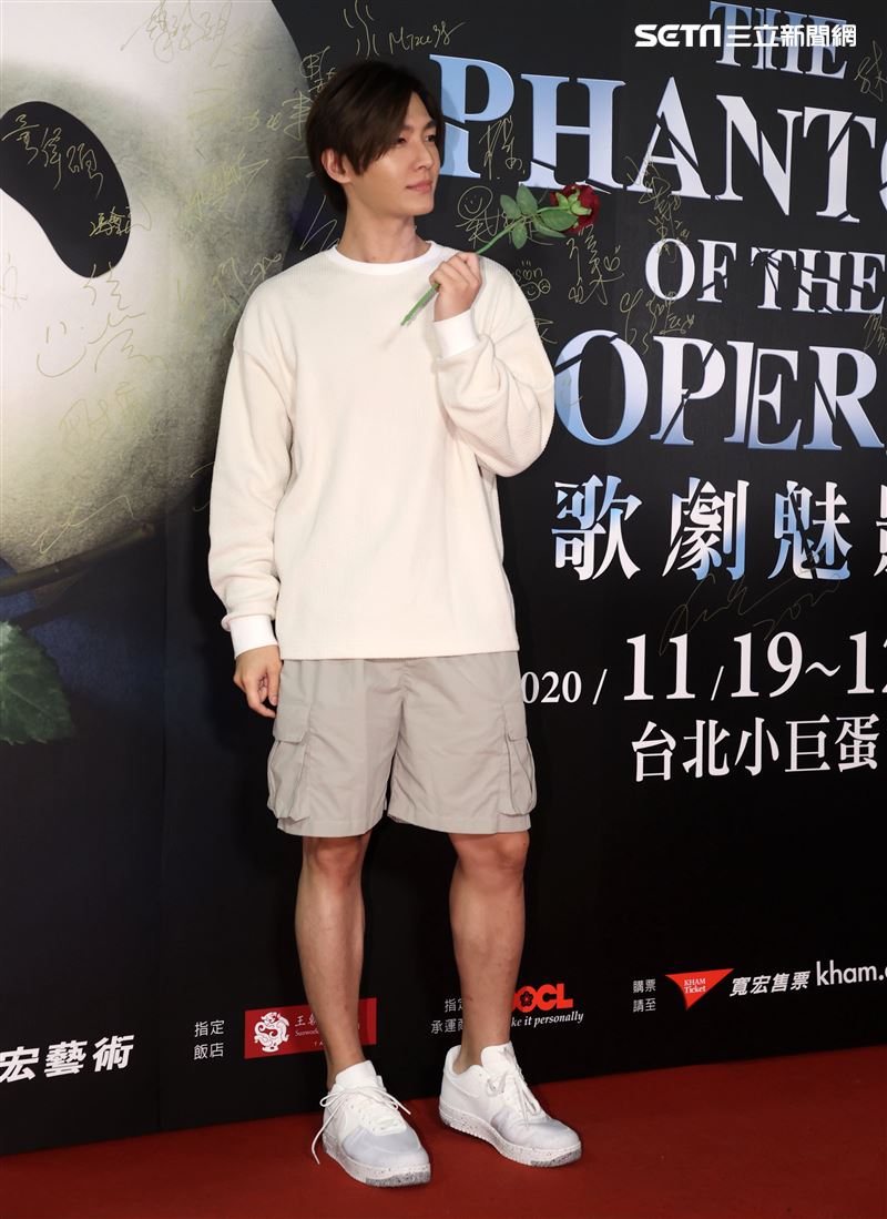 炎亞綸觀賞「歌劇魅影」。（記者邱榮吉/攝影）