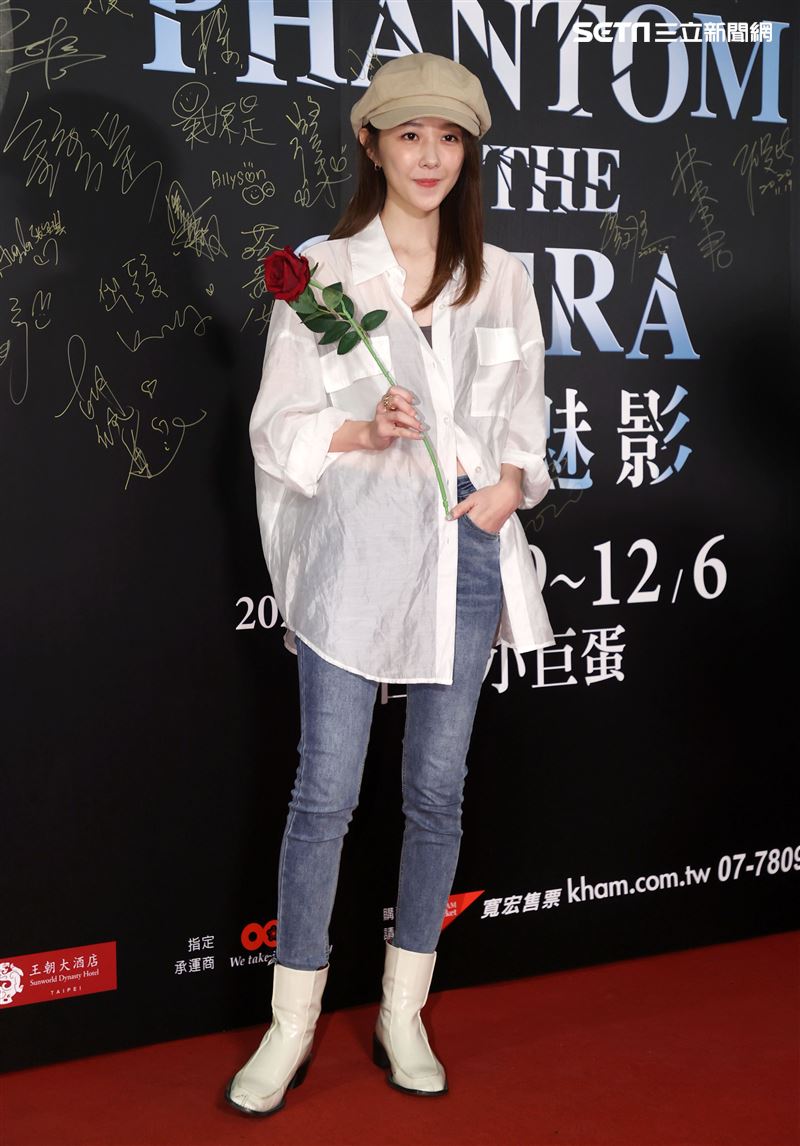 邵雨薇觀賞「歌劇魅影」。（記者邱榮吉/攝影）