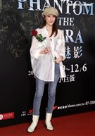 邵雨薇觀賞「歌劇魅影」。（記者邱榮吉/攝影）