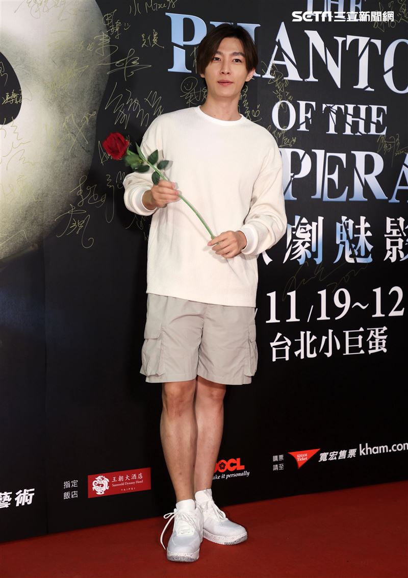 炎亞綸觀賞「歌劇魅影」。（記者邱榮吉/攝影）